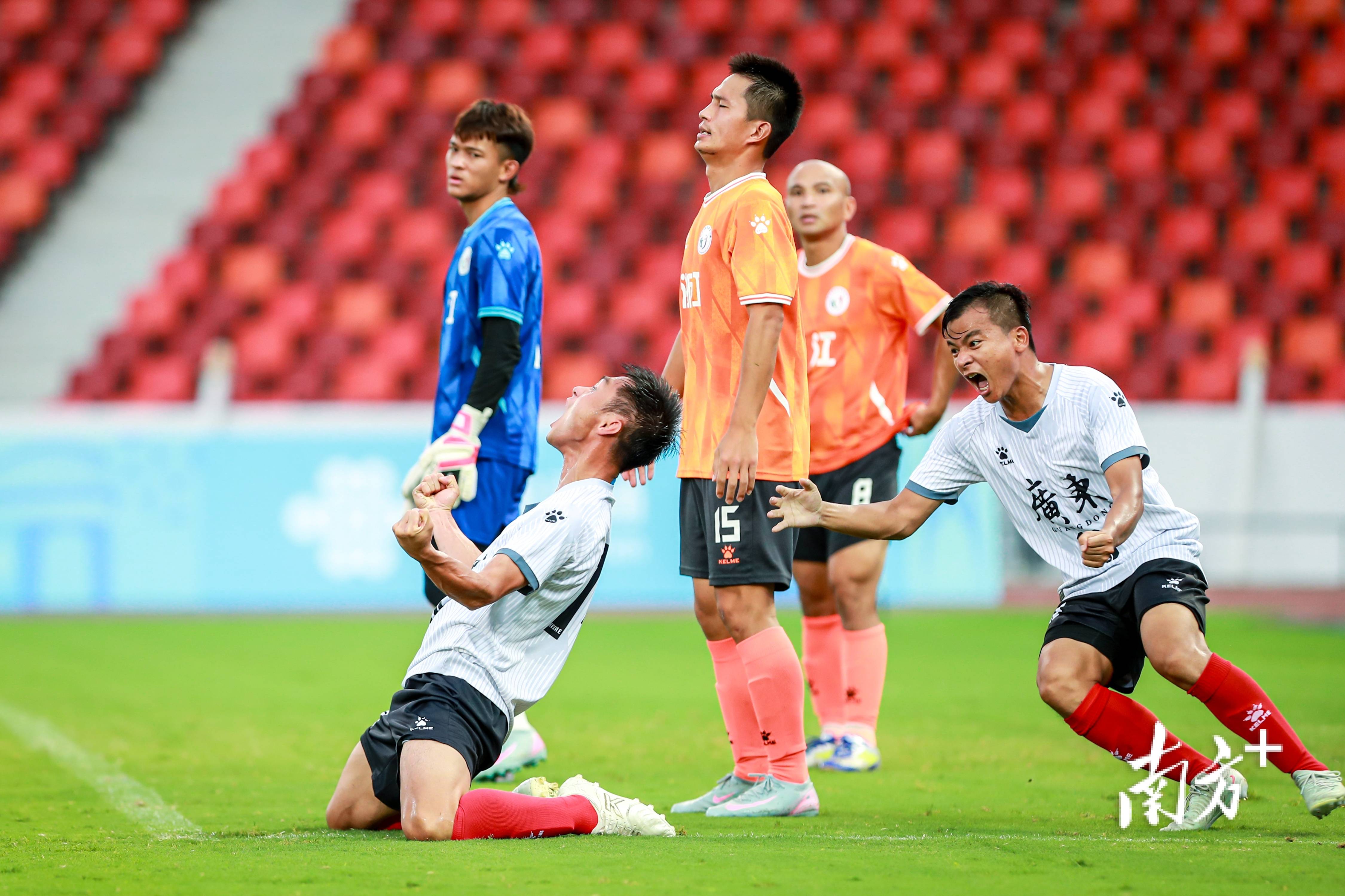 关于足球比赛如此迷人，战术运筹精妙无比，表现亮眼的信息