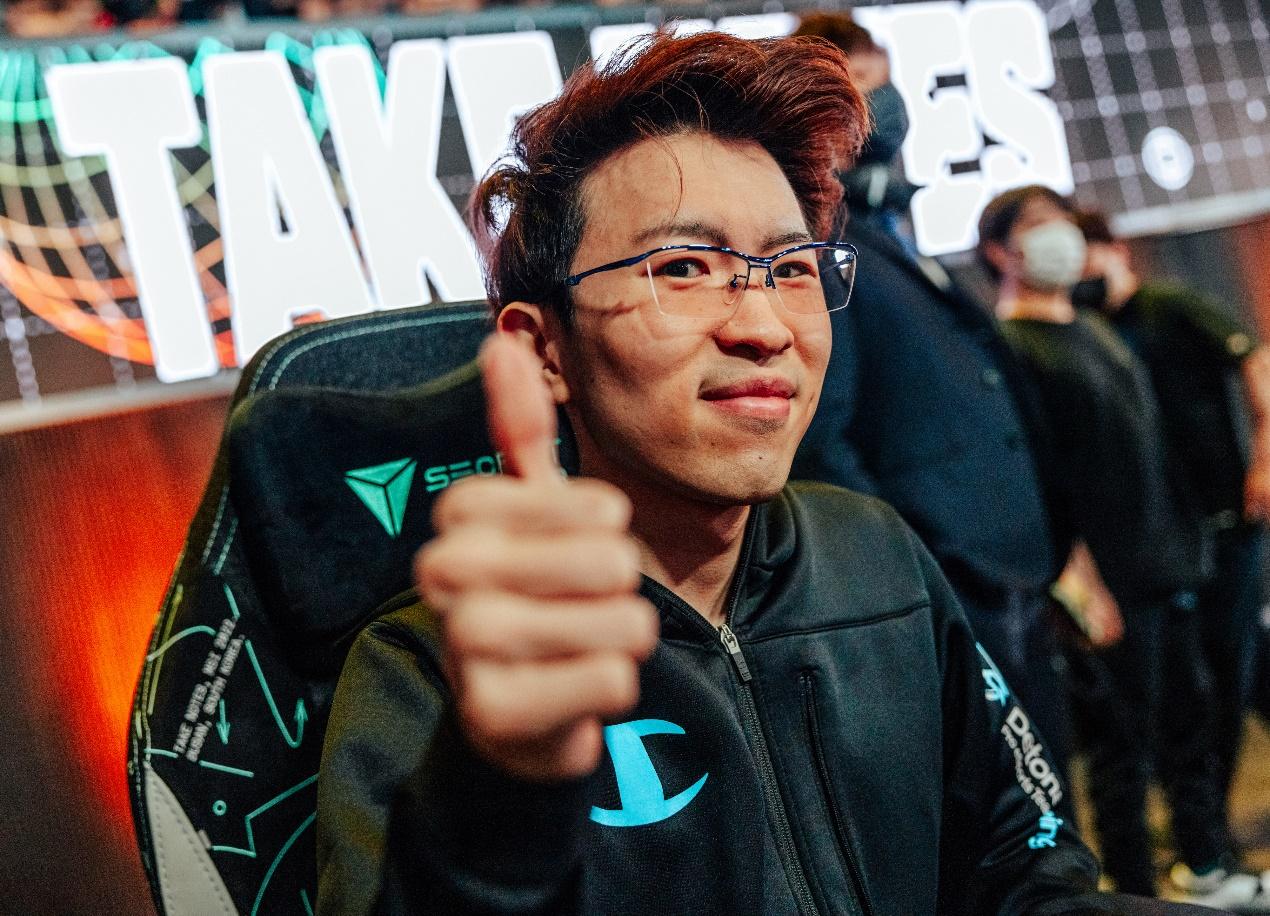 开云平台-V5绝杀FPX，Zeus极限生还后反打峡谷大战入围赛，让粉丝疯狂欢呼